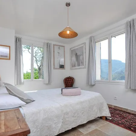 4 Bedroom Amazing In Holiday home