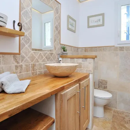 4 Bedroom Amazing In Holiday home